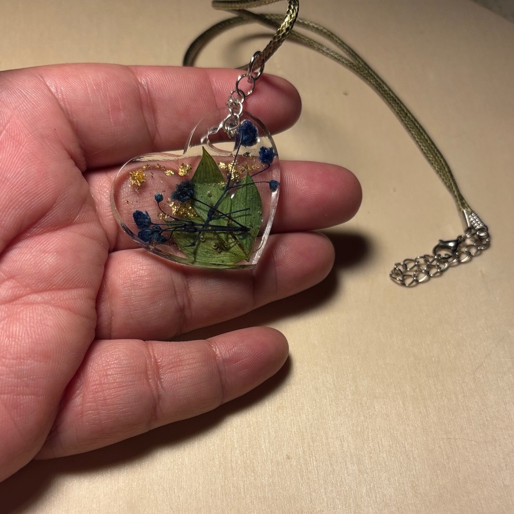 Heart-Shaped Floral Resin Necklace - Picture 3 of 5